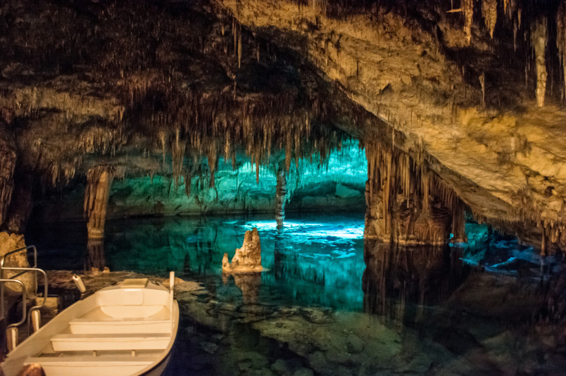 Unterirdischer See mit Boot in den Cuevas del Drach, Tropfsteinhöhle mit Stalaktiten