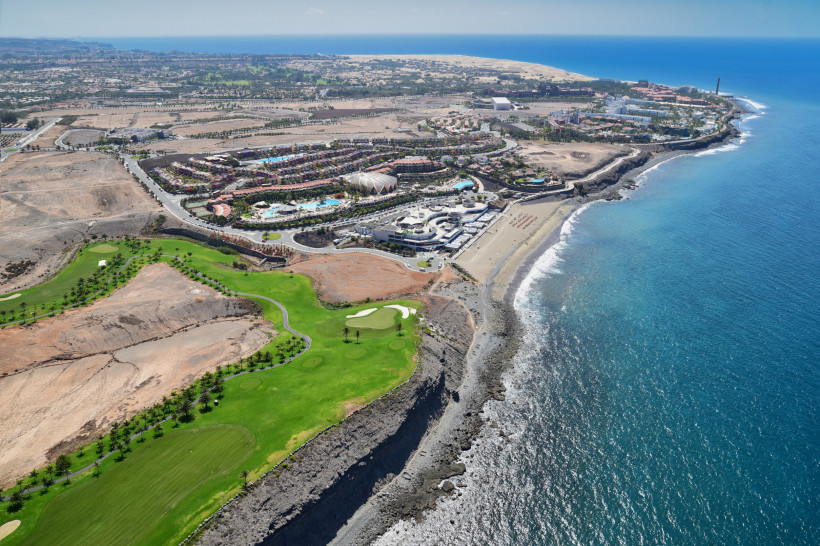 Luftaufnahme von Meloneras mit Küstenlinie, Strand, Hotels und Golfplatz