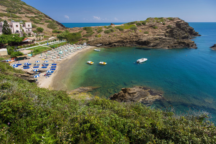 Bali auf Kreta – Bucht Livadi Bucht Livadi bei Bali auf Kreta mit Sandstrand, Sonnenschirmen und Booten im klaren Wasser