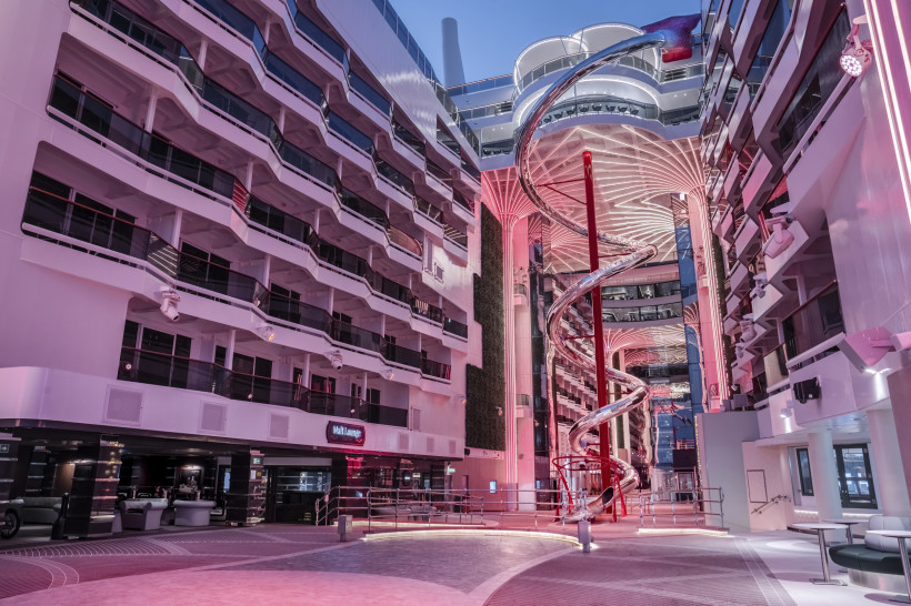 World Promenade an Bord der MSC World Europa mit Venom Drop Rutsche „The Spiral“ zwischen den Decks