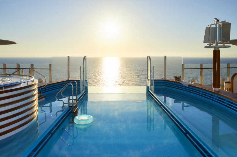 AIDAcosma: Infinity-Pool mit Meerblick bei Sonnenuntergang Infinity-Pool auf der AIDAcosma mit Blick auf das Meer bei tief stehender Sonne