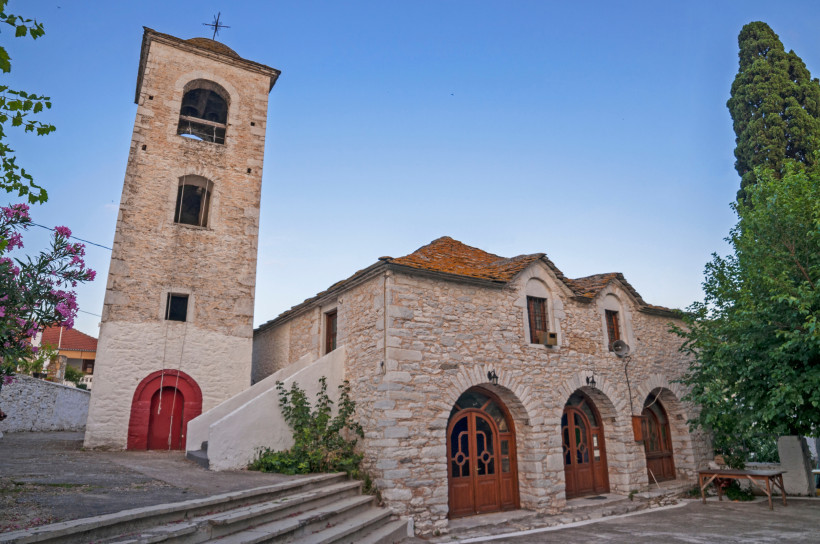 Steinerne Kirche mit Glockenturm im Ort Theologos auf Rhodos