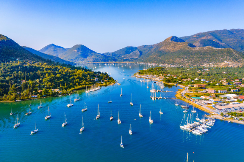 Bucht auf Lefkada mit Segelbooten vor grünen Hügeln und Bergen
