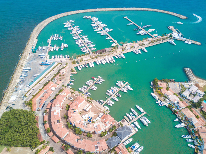 Casa de Campo, Dom.Rep. Luftaufnahme des Yachthafens Casa de Campo in der Dominikanischen Republik mit zahlreichen Booten und türkisfarbenem Wasser