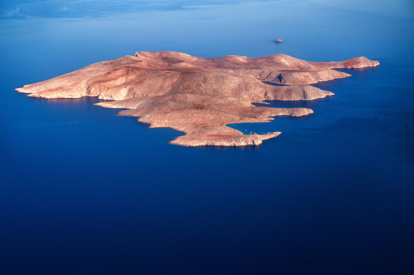 Luftaufnahme der Insel Dia im Meer