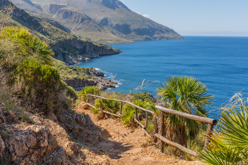 Riserva dello Zingaro – Wandern mit Meerblick an Siziliens Nordküste Aussicht auf den Küstenpfad der Riserva dello Zingaro auf Sizilien mit Blick auf das tiefblaue Mittelmeer und die felsige Landschaft – ideal für Wanderungen und Naturfreunde