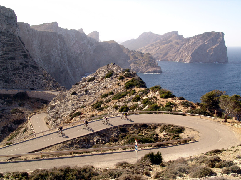 Cap Formentor, Mallorca Radfahrer auf kurvenreicher Küstenstraße am Cap de Formentor auf Mallorca mit Blick auf das Meer und steile Felsen