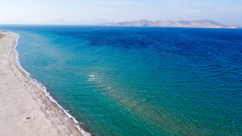Kos - Tigaki Weitläufiger Sandstrand auf Kos mit türkisblauem Meer und Inseln am Horizont