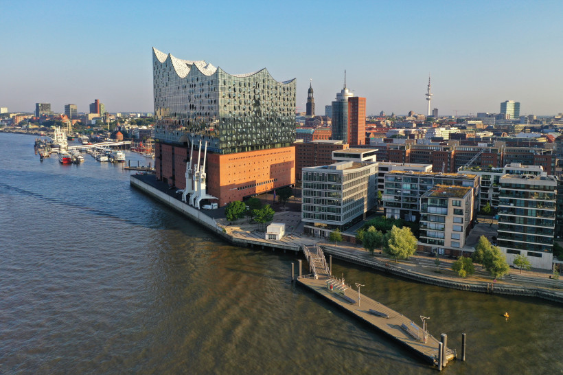 Hamburg: Konzerthaus Elbphilharmonie (Elphi) mit Landungsbrücken im Hafen an der Elbe Elbphilharmonie in Hamburg mit Hafenbecken und Landungsbrücken an der Elbe