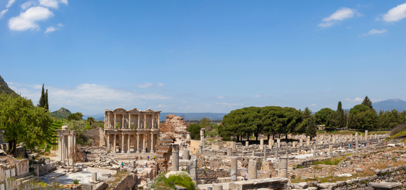 Türkei - Ephesos  Panoramablick über die Ruinen von Ephesos mit der Celsus-Bibliothek, antiken Säulen und grünen Hügeln im Hintergrund