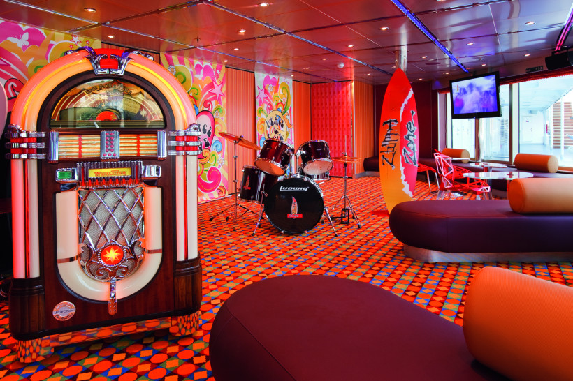 Costa Pacifica: Bunte Lounge mit Jukebox und Schlagzeug Innenbereich der Costa Pacifica mit Jukebox, Schlagzeug und Sitzmöbeln in bunter Lounge