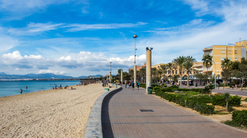 Küstenpromenade an der Playa de Palma mit Strand, Meer und Palmenallee