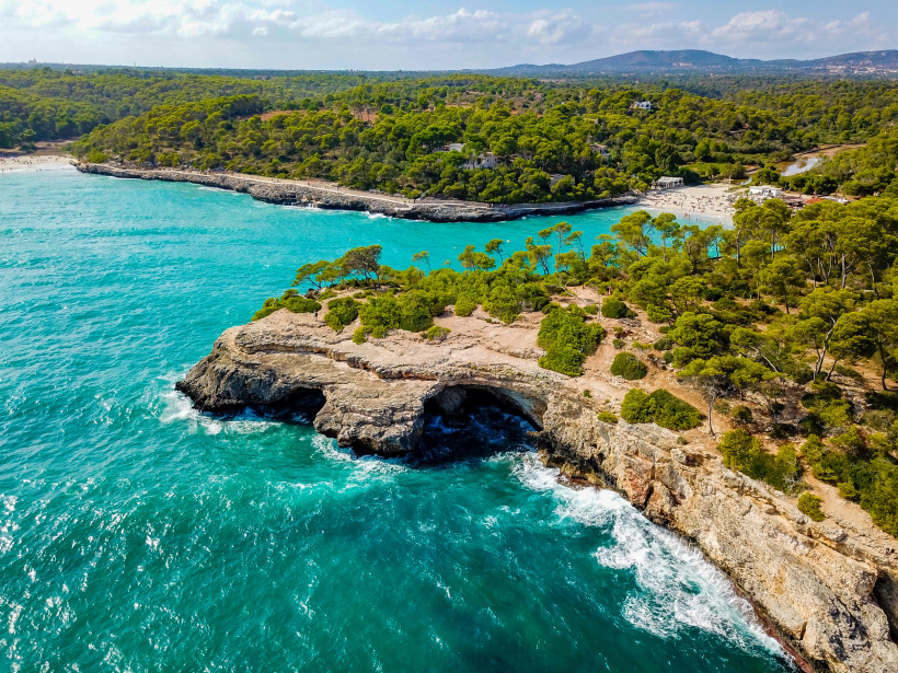 Felsküste im Parc Natural de Mondragó mit Pinien, Klippen und türkisfarbenem Wasser