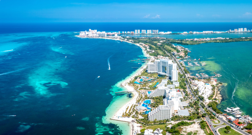 Luftaufnahme von Cancún in Mexiko mit Hotelzone, weißen Sandstränden und türkisblauer Karibikküste – beliebtes Reiseziel 2025/2026