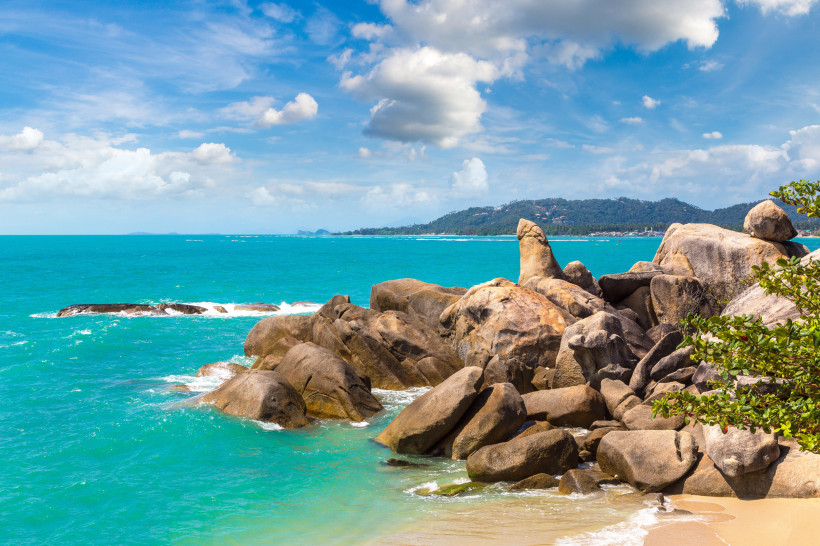 Der Hin Ta Felsen auf Koh Samui, Thailand, umgeben von türkisblauem Wasser und Felsformationen, eine bekannte Attraktion der Insel.