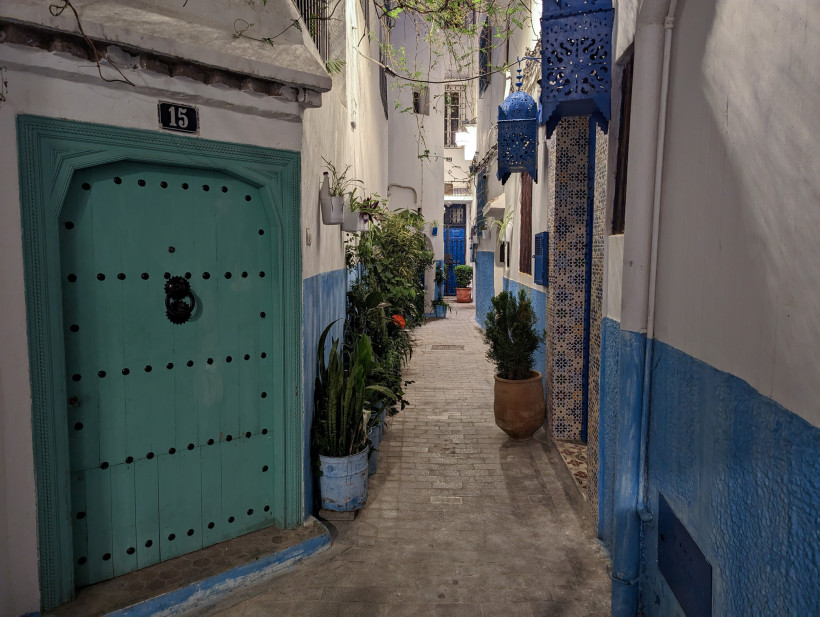 Tanger – verwinkelte Gasse in der historischen Medina Schmale, weiß-blau gestrichene Gasse in der Medina von Tanger, Marokko – traditionelle Architektur, orientalisches Flair und ruhige Atmosphäre
