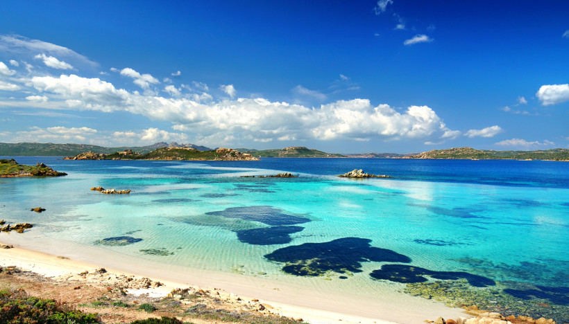Weißer Sandstrand mit türkisblauem Meer im La-Maddalena-Archipel auf Sardinien, einer der schönsten Orte und beliebtesten Sehenswürdigkeiten der Insel