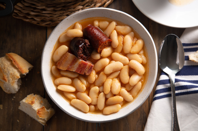 Schüssel Fabada Asturiana mit weißen Bohnen, Chorizo, Blutwurst und Speck