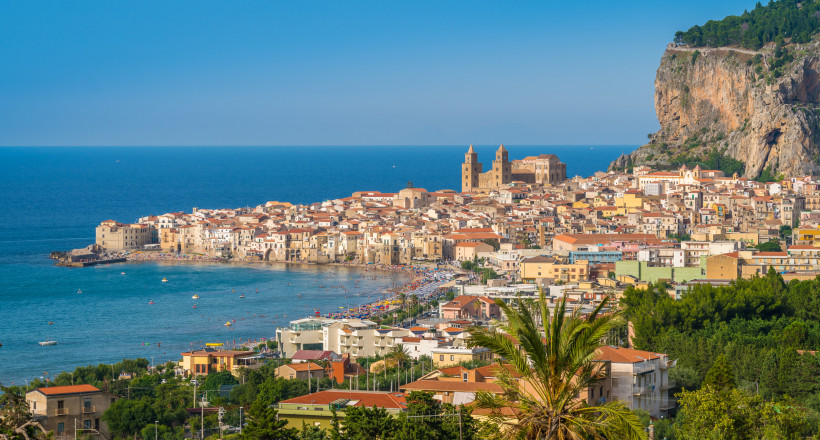 Cefalù – historische Altstadt und Kathedrale am Mittelmeer Blick auf die Altstadt von Cefalù mit der normannischen Kathedrale und dem markanten Rocca-Felsen – beliebtes Reiseziel für Kultur und Strandurlaub auf Sizilien