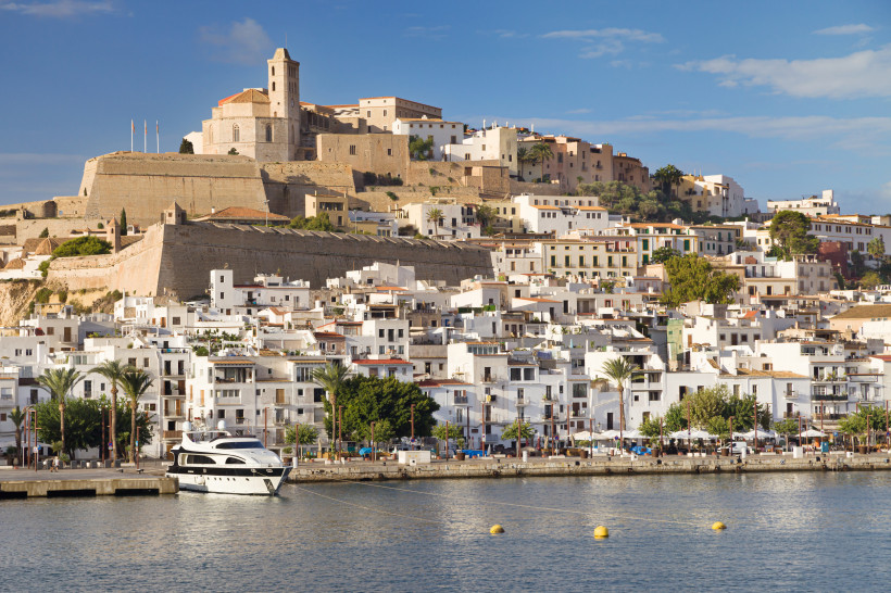 Dalt Vila auf Ibiza mit Stadtmauer und Festungsanlage über der weißen Altstadt am Hafen