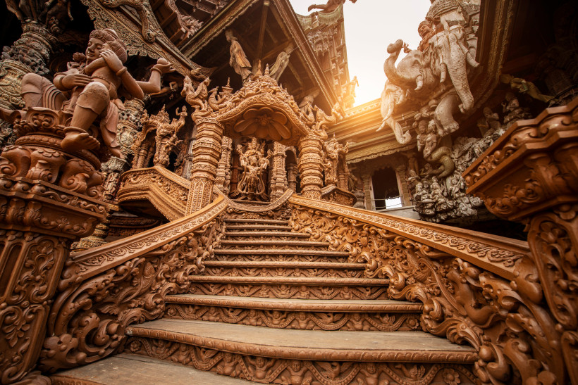 Handgeschnitzte Holztreppe im Sanctuary of Truth, Pattaya Aufwendig verzierte Treppe und Holzschnitzereien des Sanctuary of Truth Tempels in Pattaya, Thailand