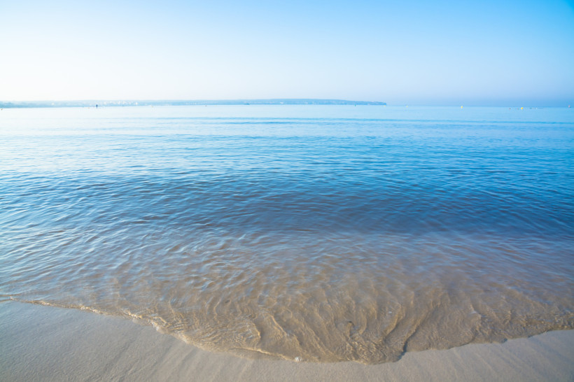 Flach abfallendes, ruhiges Meer an der Cala Estancia bei Can Pastilla mit feinem Sandstrand