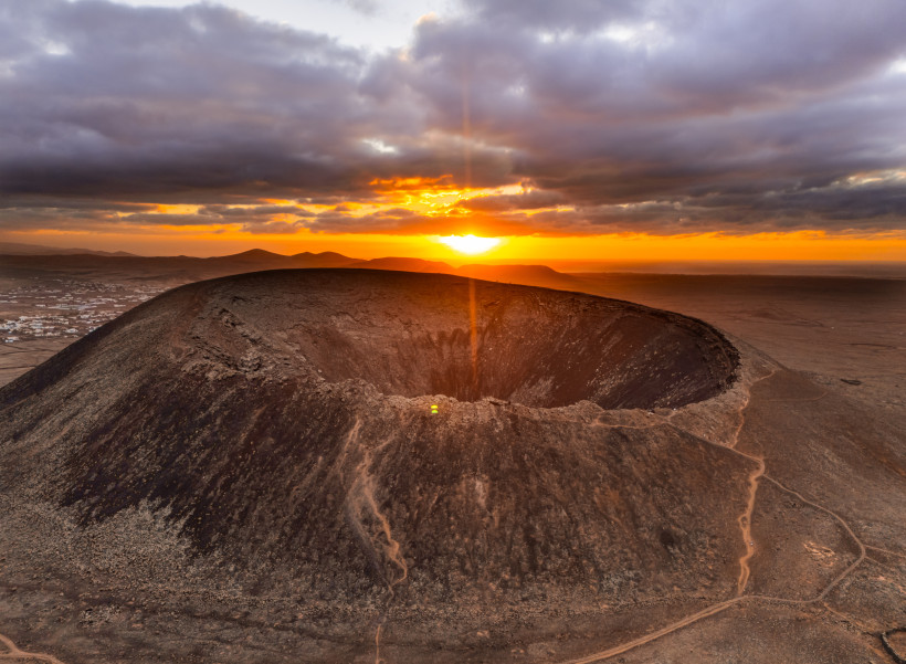 Vulkan Calderón Hondo auf Fuerteventura im Sonnenuntergang