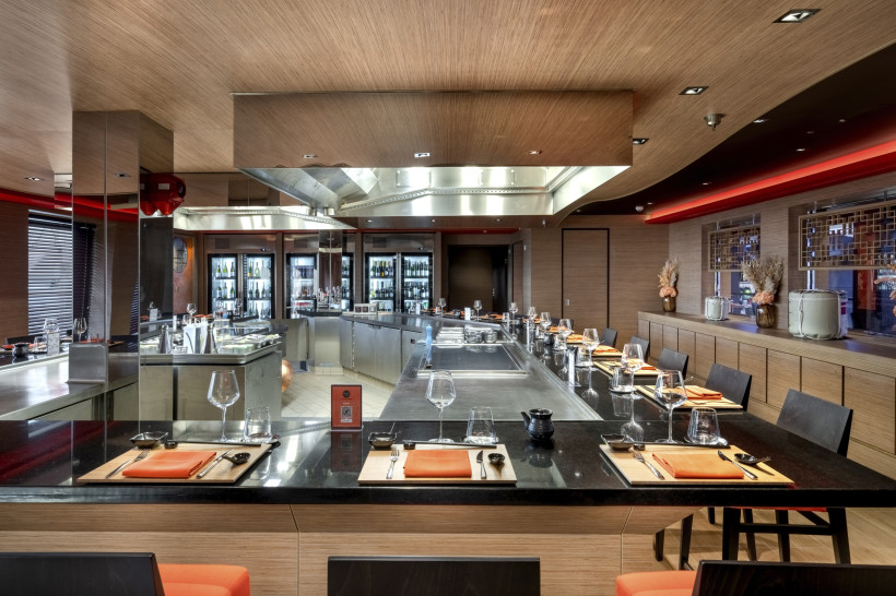 Teppanyaki-Restaurant Kaito auf der MSC Euribia mit Sitzplätzen an der Grillplatte