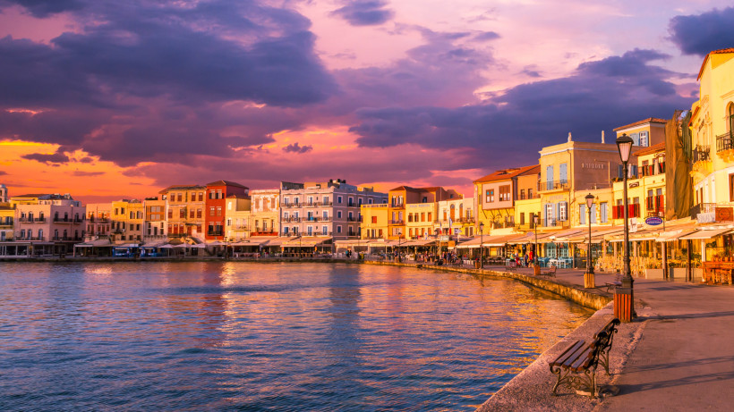 Hafenpromenade in Chania am Abend mit Restaurants und beleuchteten Fassaden am Wasser