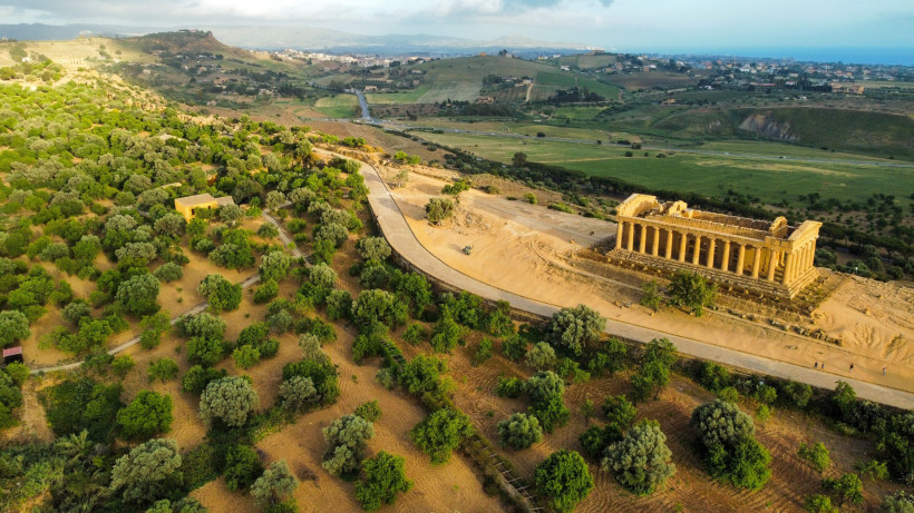 Valle dei Templi Agrigent – Luftaufnahme der antiken Tempelanlage auf Sizilien Luftaufnahme des Valle dei Templi bei Agrigent auf Sizilien mit dem gut erhaltenen Concordia-Tempel, umgeben von Olivenbäumen und mediterraner Landschaft