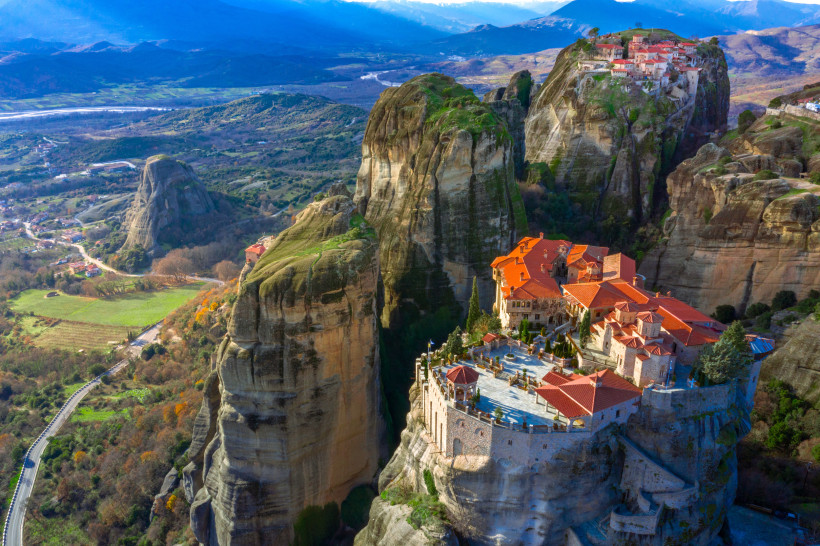 Griechenland - Meteora Blick auf die Meteora-Klöster in Griechenland, erbaut auf steilen Sandsteinfelsen mit roten Dächern