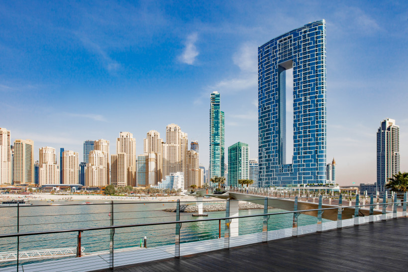 Dubai Marina, UAE, Frühling Blick auf die Wolkenkratzer am Wasser