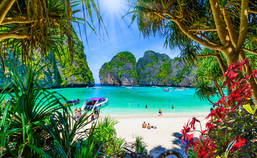 Maya Bay Thailand – Berühmte Traumbucht mit weißen Sandstränden Strand in der Maya Bay auf Koh Phi Phi mit weißem Sand, türkisfarbenem Meer, Longtail-Booten und beeindruckenden Kalksteinfelsen – Highlight für Thailand-Strandurlauber.