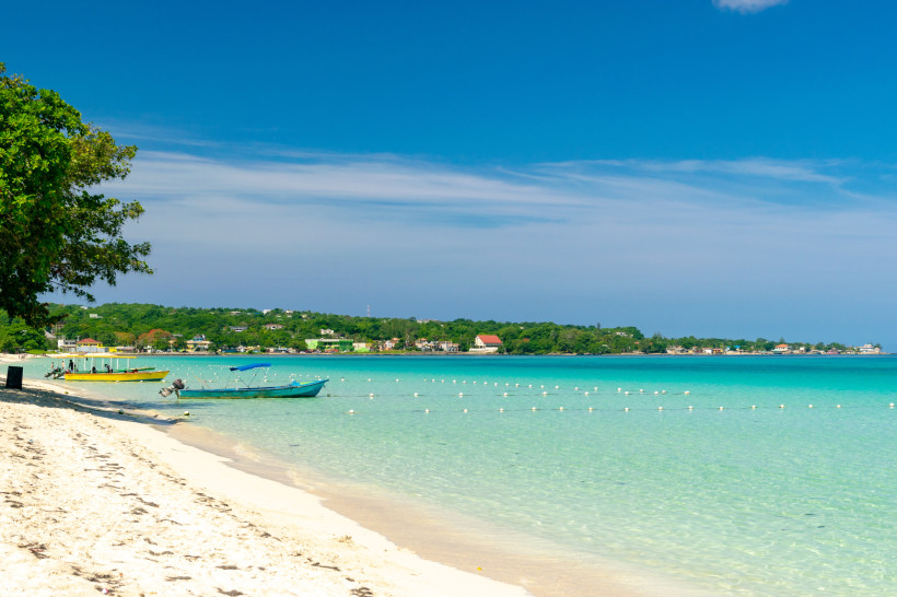 Negril Jamaika – Traumstrand mit türkisblauem Meer Luxuriöses Strandresort in Negril, Jamaika mit Palmen, weißem Sandstrand und türkisblauem Meer.
