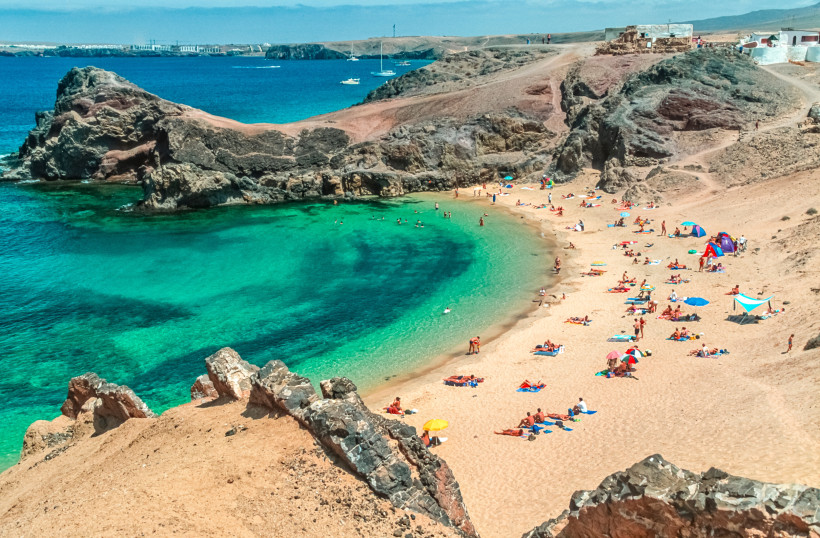 Playa Papagayo – Beliebtester Strand im Süden von Lanzarote Strandidylle an der Playa Papagayo auf Lanzarote mit kristallklarem türkisfarbenem Wasser, goldgelbem Sand und zahlreichen Badegästen.
