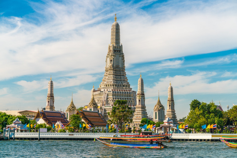 Wat Arun Bangkok – Tempel der Morgenröte am Flussufer in Thailand Wat Arun Tempel am Chao Phraya Fluss in Bangkok – berühmte Sehenswürdigkeit in Thailand bei Tageslicht