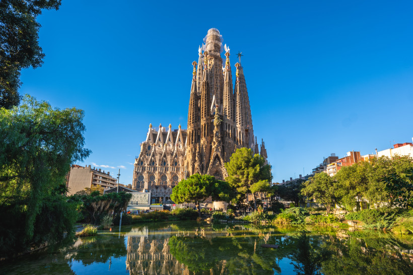Sagrada Família, Barcelona – Basilika mit Türmen und Spiegelung im Wasser Sagrada Família in Barcelona mit Türmen und Spiegelung im Wasserbecken