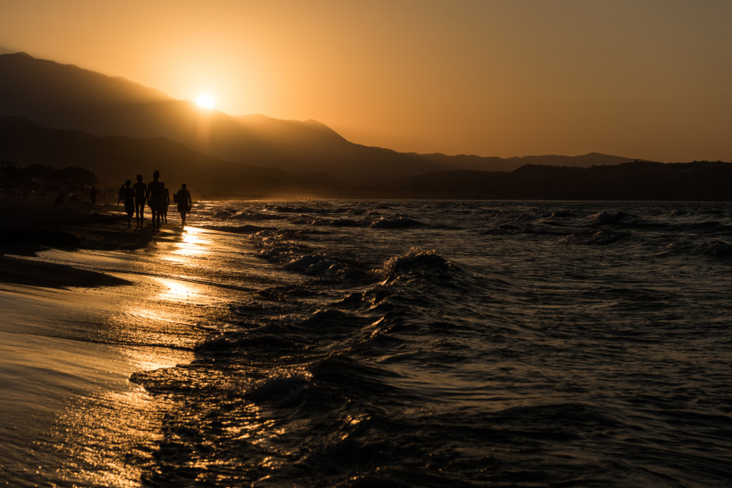 Sonnenuntergang am Sandstrand an der Nordküste Kretas bei Malia