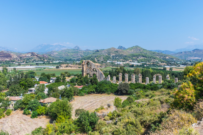 Aspendos Aquädukt bei Belek – Antike Ruinen vor dem Taurusgebirge an der Türkischen Riviera Panoramablick auf das antike Aquädukt von Aspendos nahe Belek, umgeben von grüner Landschaft und mit beeindruckendem Taurusgebirge im Hintergrund.