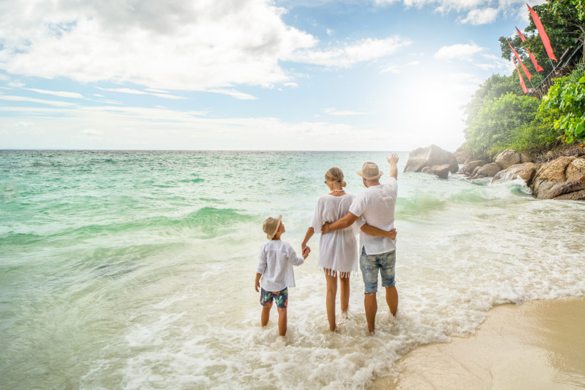 Familie am Strand in Thailand – Badeurlaub und Naturerlebnis für Kinder Familie steht gemeinsam am Strand in Thailand und blickt aufs Meer – idealer Familienurlaub mit Sonne, Strand und entspannten Momenten.