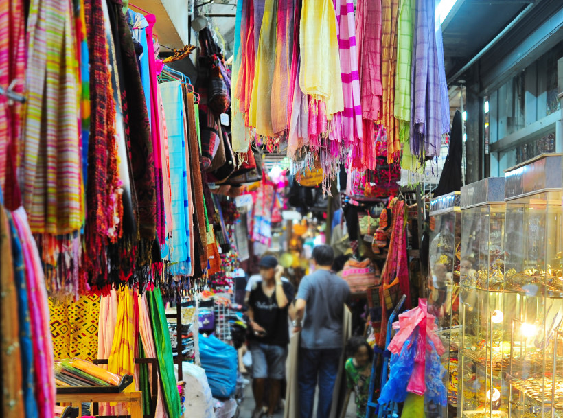 Farbenfrohe Marktstände im Chatuchak Weekend Market in Bangkok – Thailands größter Straßenmarkt Bunte Stoffe, Schmuck und Handwerkskunst auf dem Chatuchak Markt in Bangkok – authentisches Einkaufserlebnis in Thailand