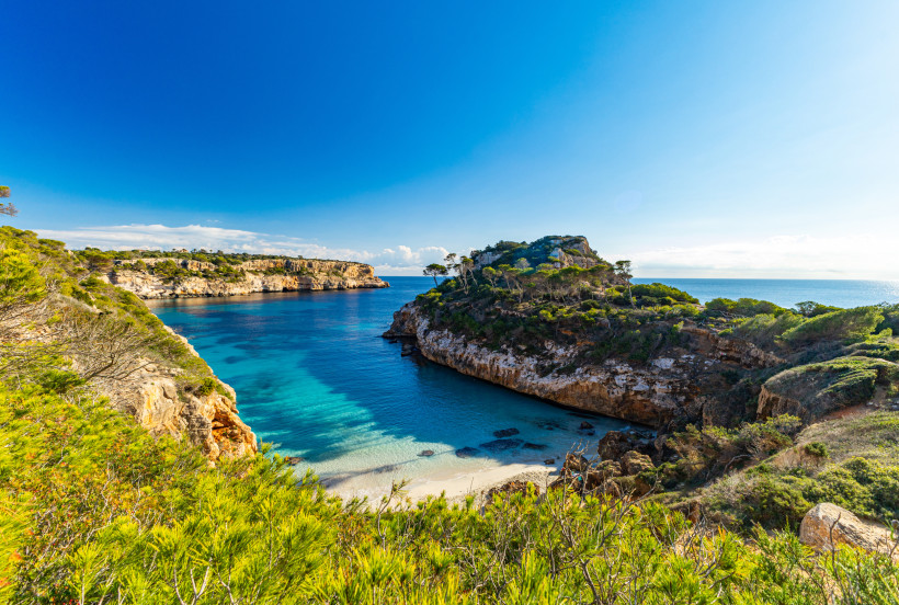Bucht Caló des Moro auf Mallorca mit türkisblauem Wasser, Sandstrand und Felsklippen