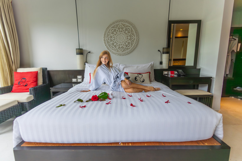 Luxushotel auf Lanzarote – Exklusives Zimmer für Paare Frau in einem luxuriösen Hotelzimmer auf Lanzarote mit romantischer Dekoration und hochwertigem Ambiente