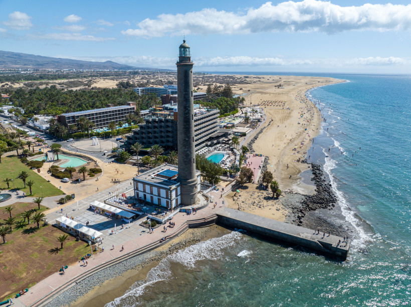 Leuchtturm Faro de Maspalomas an der Strandpromenade mit Dünen und Atlantikküste