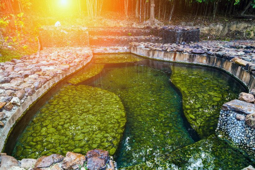 Krabi Hot Springs in Thailand: Natürliches Thermalbecken mit warmem Mineralwasser, umgeben von Felsen und Dschungel.