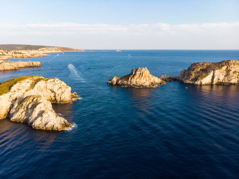 Felsinseln der Islas Malgrats vor der Küste im Mittelmeer