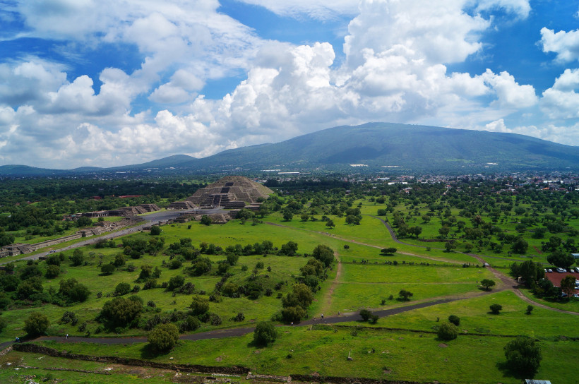Luftaufnahme der Sonnenpyramide in Teotihuacán, umgeben von grüner Landschaft – bedeutende Ruinenstadt und Highlight in Mexiko 2025/2026