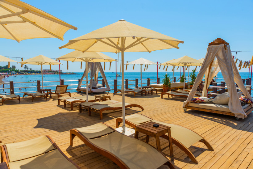 Lara Beach Antalya – Exklusive Strandclubs und Badeurlaub am Mittelmeer Moderner Strandclub mit Sonnenliegen und Sonnenschirmen an der Lara Beach in Antalya direkt am Mittelmeer