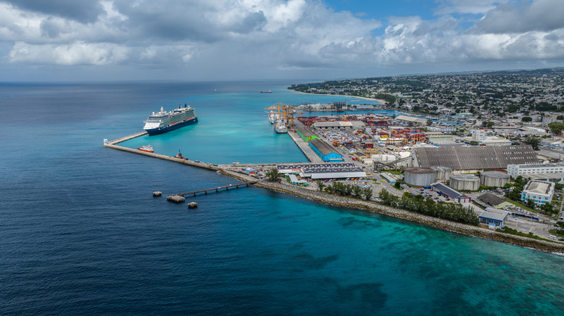 Kreuzfahrtschiff im Hafen von Bridgetown auf Barbados