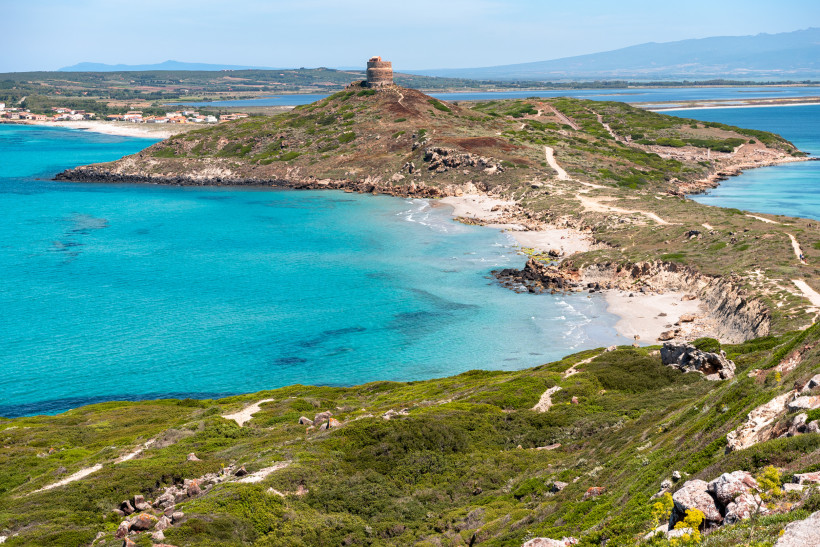 Luftaufnahme der Halbinsel San Giovanni di Sinis auf Sardinien mit kristallklarem Wasser und historischem Wachturm – Natur- und Kulturerlebnis pur